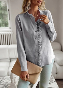 Détail du chemisier gris à rayures avec volants élégants et col boutonné pour femme