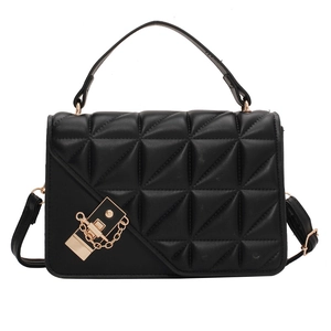 Sac bandoulière noir matelassé avec fermoir chaîne dorée et bandoulière réglable