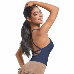 Détail d'un soutien-gorge de sport bleu marine avec bretelles croisées dans le dos