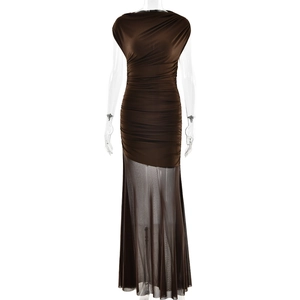 Robe maxi sans manches marron foncé avec haut plissé élégant et jupe en maille transparente