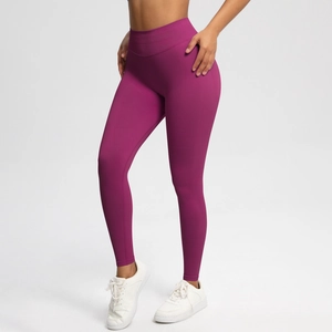 Makro-Detail der nahtlosen High-Waist Yoga-Hose in Lila mit Kompressions-Bund