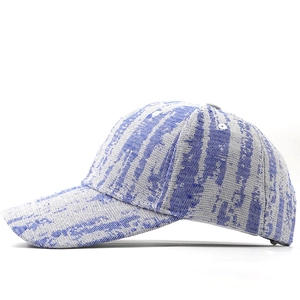 Vue latérale de la casquette de baseball tie-dye avec motifs à rayures abstraites bleu et blanc