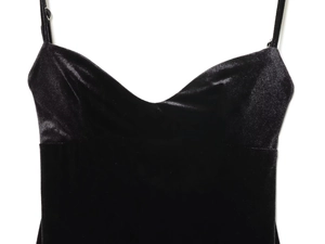 Détail du décolleté en V et de la texture velours d'une robe midi noire ajustée
