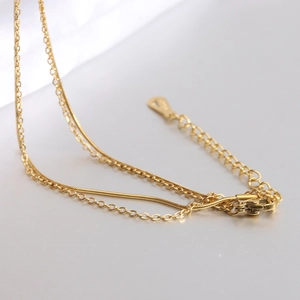 Collana a doppio strato dorata con catena a serpente e maglie, chiusura a moschettone