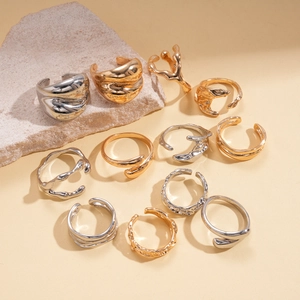 Set di 5 anelli aperti geometrici irregolari con finiture in metallo oro e argento
