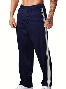 Vue détaillée du pantalon en velours côtelé bleu foncé avec bandes latérales blanches