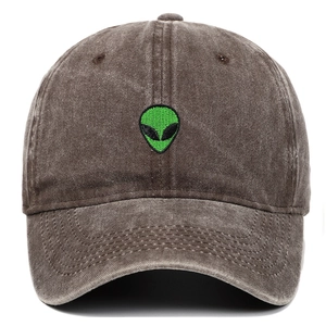 Primo piano del ricamo dell'alieno verde su un cappellino da baseball in cotone lavato