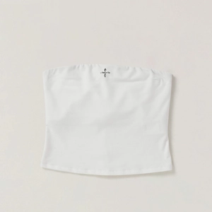 Détail d'un haut bustier en coton blanc avec logo étoile noire et bords élastiques