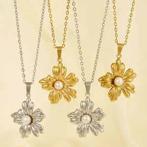 Flower Pendant Necklace 304 Stainless Steel Natural Artificial Pearl 18K Gold Plated Elegant Light Luxury Clavicle Chain For Women