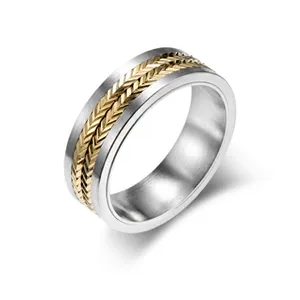Detail van tweekleurige stalen ring met goudkleurig tarwepatroon en geborstelde finish
