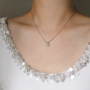 Elegant two-tone daisy flower necklace in silver stainless steel with gold center