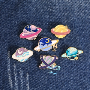 Lot de 6 pins émaillés mignons sur le thème de l'espace et des planètes sur denim