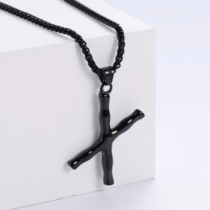 Détail du pendentif lettre X en relief avec texture bambou et chaîne à billes noire