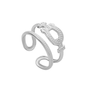 Vue détaillée d'une bague réglable en acier titane argenté au design fer à cheval double