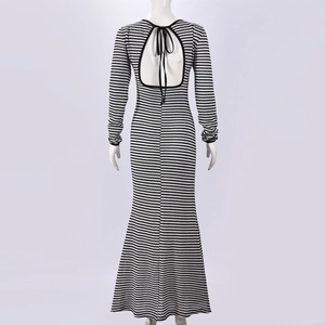 Détail de robe rayée avec dos nu ouvert et cordons de serrage ajustables