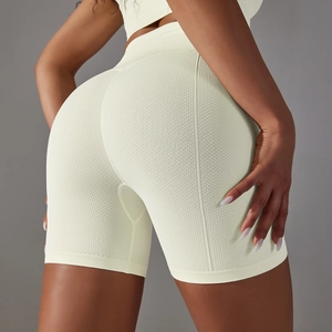Détail du short de yoga taille haute avec texture nid d'abeille et couture push-up
