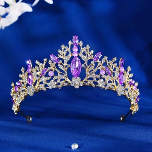 Détail de la couronne de mariée avec strass violets et base en alliage doré ajouré