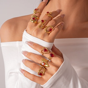 Set di anelli vintage in acciaio inossidabile dorato con zirconi rossi da donna