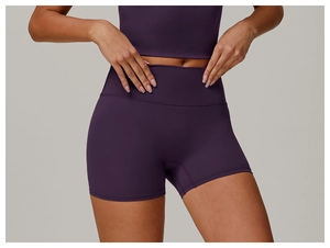 Dettaglio degli shorts da yoga a vita alta viola scuro con texture morbida e vestibilità elastica
