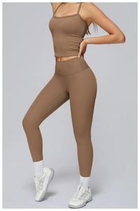 Vue détaillée de l'ensemble de yoga marron avec crop top à fines bretelles et legging