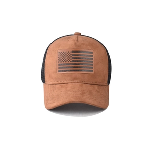 Dettaglio della toppa in pelle bandiera USA sul cappellino trucker in camoscio