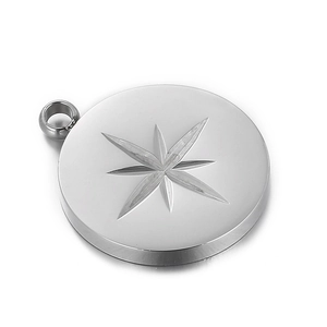 Gros plan détaillé d'un pendentif circulaire en acier inoxydable poli avec motif d'étoile