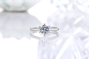 Macro di anello moissanite rotondo da 1 carato con montatura classica a sei griffe