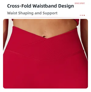 Detail der roten Yoga-Shorts mit hoher Taille und Cross-Waist-Design zur Bauchkontrolle
