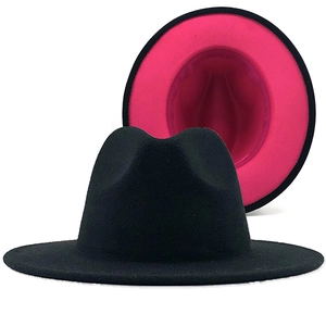 Chapeau fedora classique en laine noir avec doublure rose fuchsia et bord plat