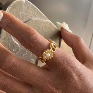 Luxurious gold heart titanium steel ring featuring a central white pearl for women