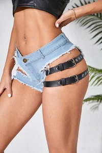 Detail der High-Waist Denim-Shorts mit seitlichen Cut-outs und schwarzen Gürtelschnallen