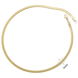 Primer plano detallado que muestra los 5mm de ancho de esta cadena de serpiente dorada