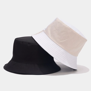 Détail de bobs en toile avec coutures renforcées en noir et blocs de couleurs