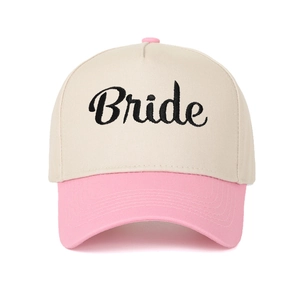 Primo piano del ricamo elegante Bride su un cappellino da baseball bicolore rosa e beige