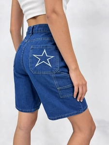 Pantaloncini di jeans larghi da donna con stampa a stelle e ricamo bianco sulla tasca