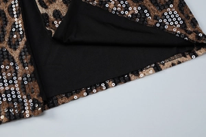 Détail du tissu léopard avec des paillettes brillantes et une doublure intérieure noire