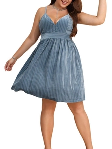 Robe à fines bretelles bleu clair col en V avec tissu texturé pour femmes