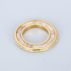 Bague en acier doré avec insert en marbre blanc et rangée de cristaux brillants