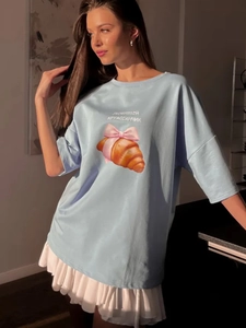 Λεπτομέρεια γαλάζιο βαμβακερό T-shirt με τύπωμα κρουασάν και σχέδιο κορδέλας