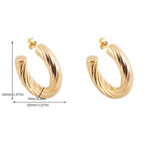 Detail of 35mm golden twisted hoop earrings with 7mm thickness measurements
