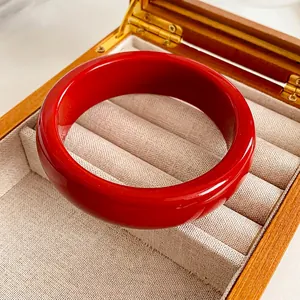 Bracelet jonc minimaliste en résine rouge foncé poli dans un coffret cadeau en bois chic