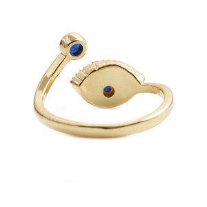 Detailansicht eines verstellbaren Goldrings mit blauem Auge und offenem Design