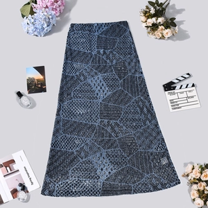Dettaglio ravvicinato della trama a maglia blu e motivo geometrico su gonna a sirena