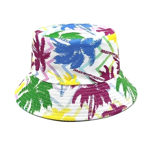 Gros plan sur l'imprimé palmier tropical du bob blanc avec surpiqûres parallèles