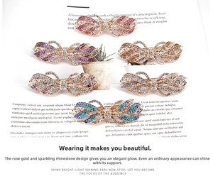 Détail de barrettes à strass en plusieurs couleurs avec base en métal or rose élégant