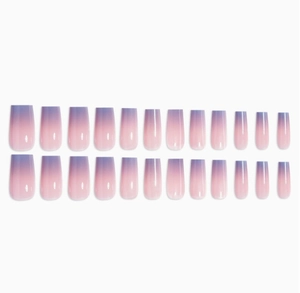 Vue macro de 24 faux ongles longs avec dégradé brillant de rose et violet élégant
