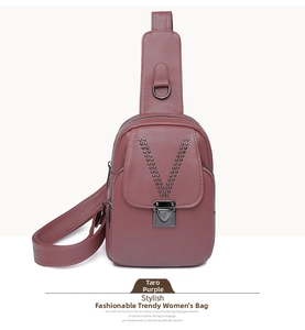 Détail du sac de poitrine en cuir violet taro pour femme avec rivets métalliques en V