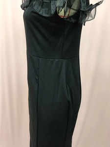 Nahaufnahme des Rüschen-Ausschnitts an einem schwarzen, engen Stretch-Strick-Abendkleid