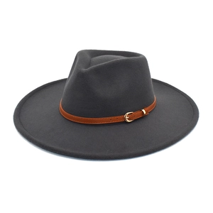 Dettaglio cappello in lana grigio scuro con cinturino in pelle marrone e fibbia oro
