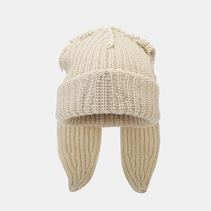 Dettaglio della trama a maglia del cappello invernale panna con lunghe orecchie di coniglio